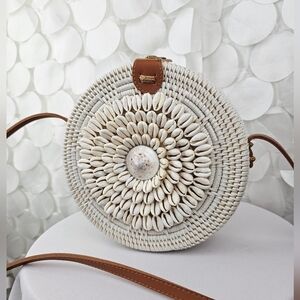 Bajo Puka Shell White Shoulder Bag